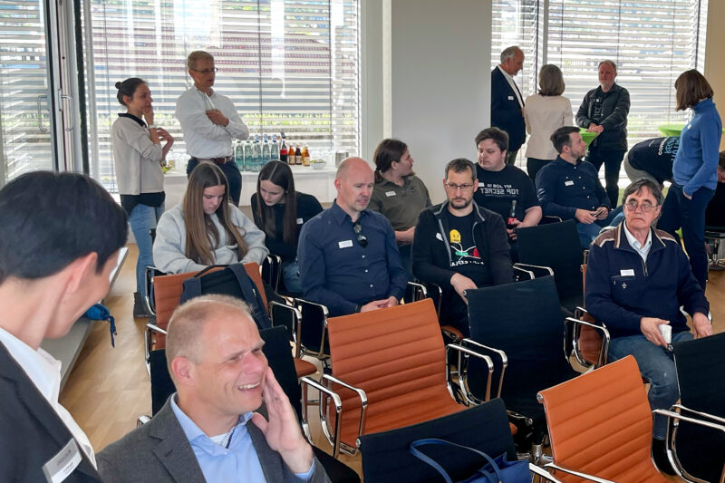 Teilnehmer eines Treffens zum Thema Cybersicherheit