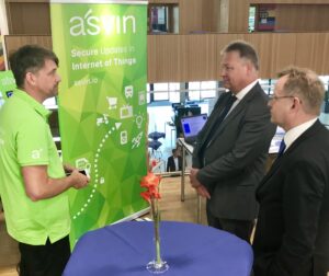asvin.io CEO Mirko Ross is explaining the IoT update distribution to Dr. Bruno Kahl - president of Bundesnachrichtendienst Germany (BND)